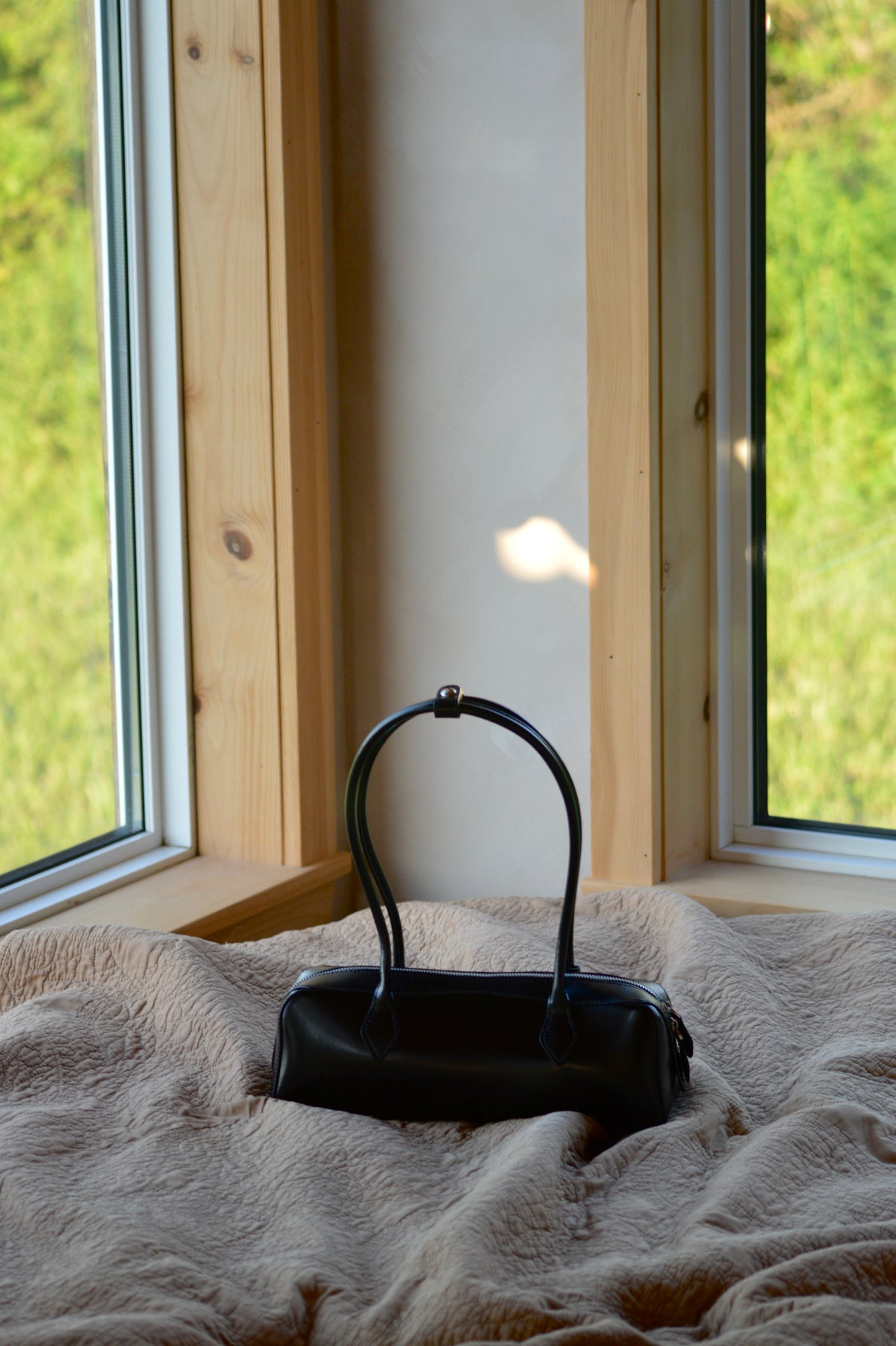 BLACK SHOULDER BAG FOR NIGHTS OUT